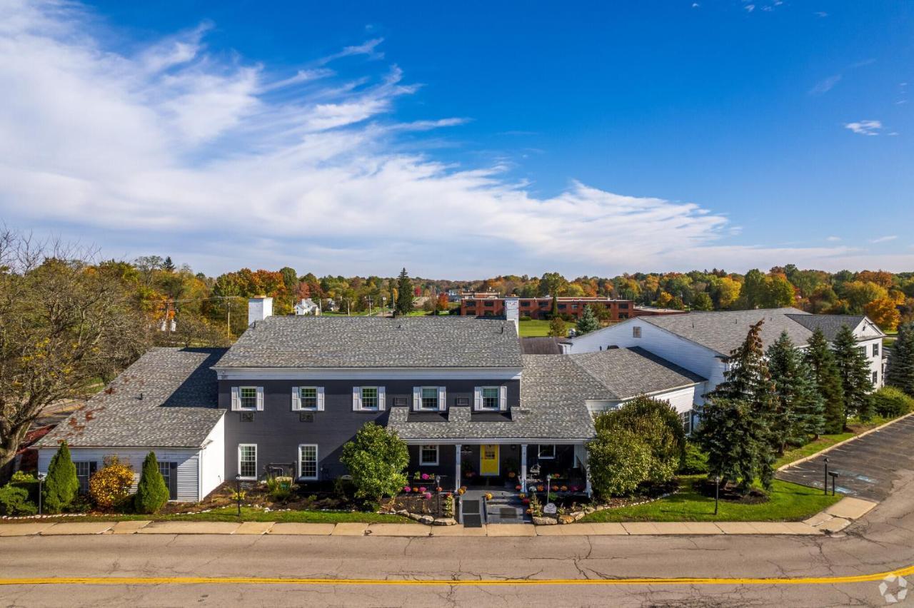 The Aurora Inn Hotel And Event Center Exterior photo